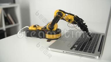带有笔记本的机器人<strong>手臂</strong>。 <strong>智能机械</strong>手实验。 工业机器人模型。